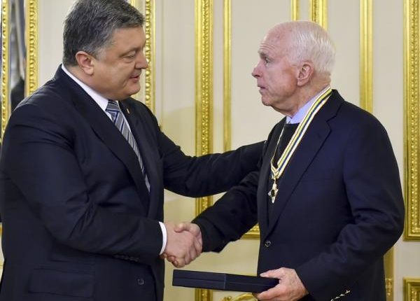 Владелец ROSHEN и Маккейн «сбежали» из Киева в город Ахметова, — Саакашвили (дополнено)